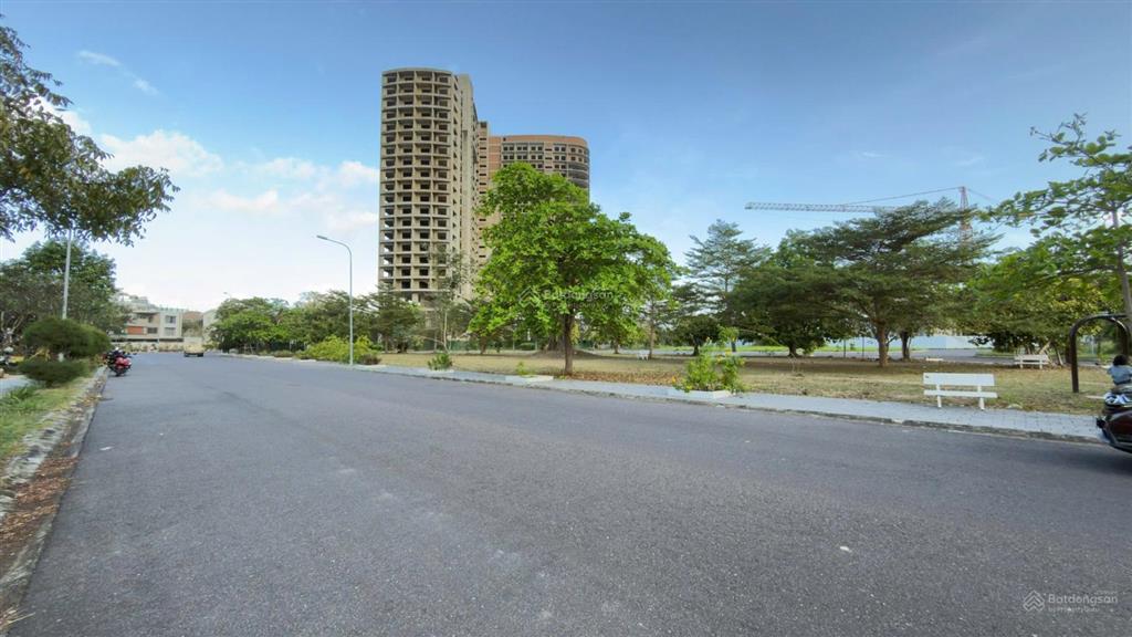 Cần bán đất dt 585m2 (ngang 18,3m)  giá 90 tr/m2. khu đô thị biển an viên, p. nam nha trang.