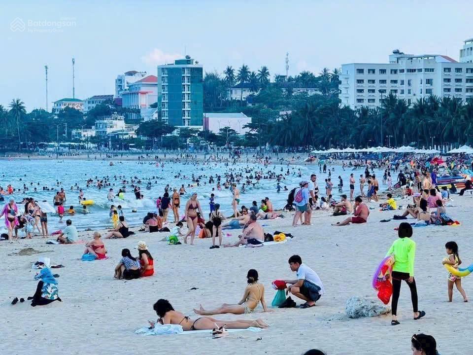 Bán biệt thự biển, đường huỳnh văn nghệ, bắc nha trang, bến du thuyền. dt 331,7m2  giá 58,5tr/m2