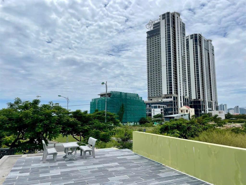 Bán biệt thự biển, đường huỳnh văn nghệ, bắc nha trang, bến du thuyền. dt 331,7m2  giá 58,5tr/m2
