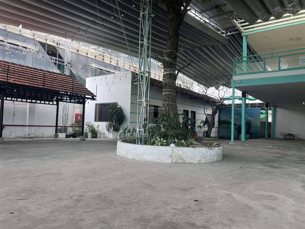 Cho thuê lại nhà hàng 2 tầng, dtsd 1300m2 mặt biển nha trang, đường nguyễn cơ thạch giá 35tr/tháng