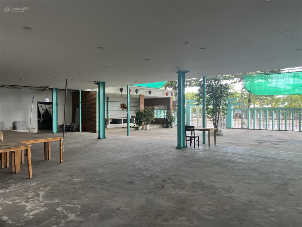 Cho thuê lại nhà hàng 2 tầng, dtsd 1300m2 mặt biển nha trang, đường nguyễn cơ thạch giá 35tr/tháng