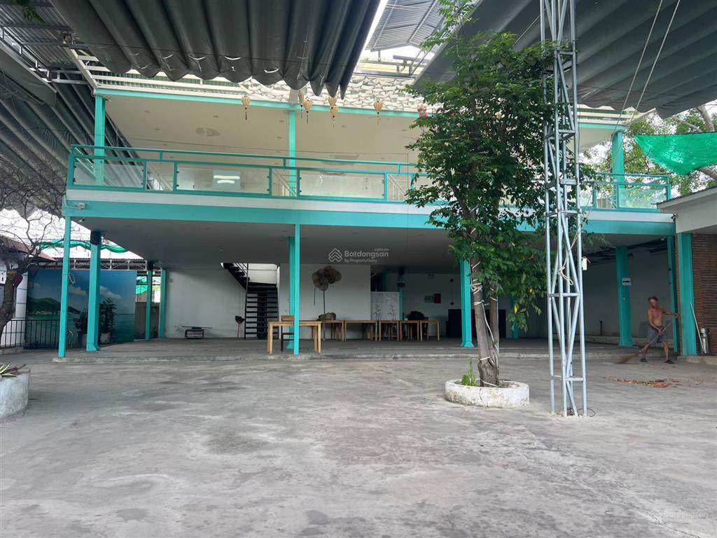 Cho thuê lại nhà hàng 2 tầng, dtsd 1300m2 mặt biển nha trang, đường nguyễn cơ thạch giá 35tr/tháng