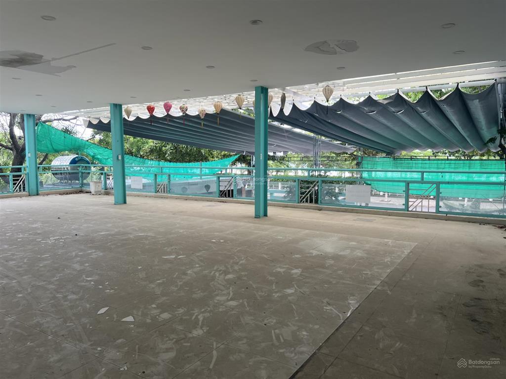 Cho thuê lại nhà hàng 2 tầng, dtsd 1300m2 mặt biển nha trang, đường nguyễn cơ thạch giá 35tr/tháng