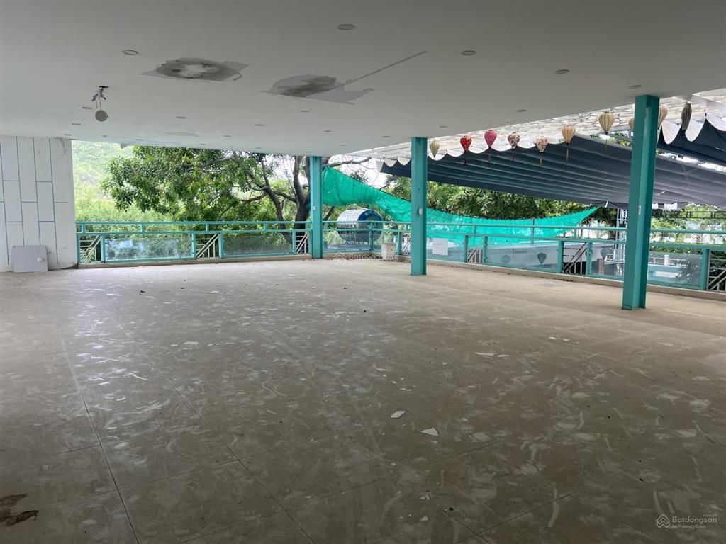 Cho thuê lại nhà hàng 2 tầng, dtsd 1300m2 mặt biển nha trang, đường nguyễn cơ thạch giá 35tr/tháng