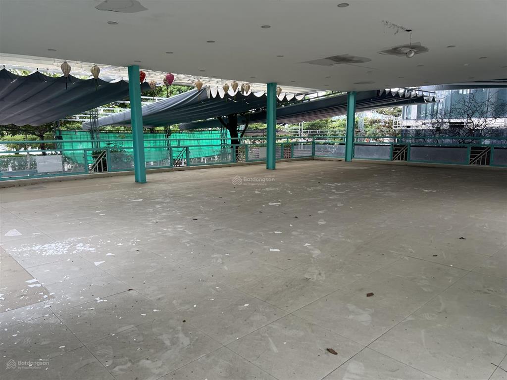 Cho thuê lại nhà hàng 2 tầng, dtsd 1300m2 mặt biển nha trang, đường nguyễn cơ thạch giá 35tr/tháng