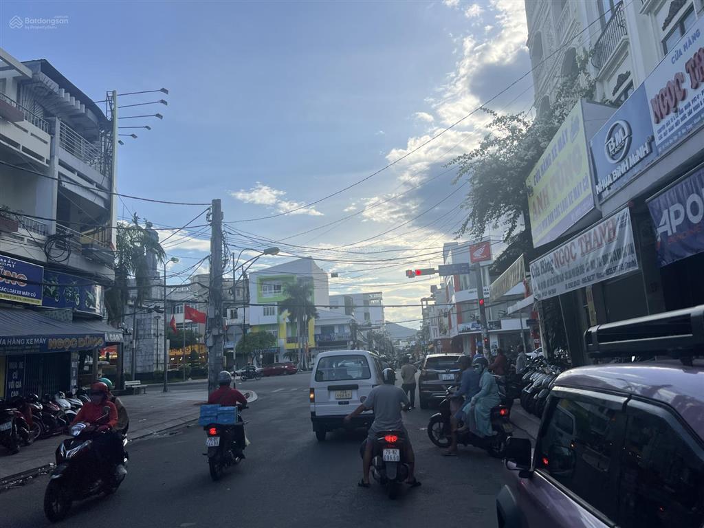 Bán nhà 4 tầng 104,8m2, tp nha trang  giá 17,9 tỷ. đường trần quý cáp, gần chợ đầm, siêu thị, tttm