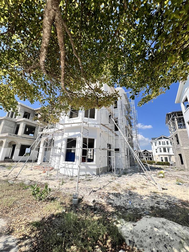 Biệt thự đẹp xuất sắc tại mhdi cam ranh, 34 triệu / m2, 300m2, 4pn, 2wc  0909 607 ***