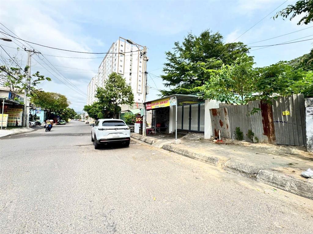 Lô đất mặt tiền nguyễn chích vị trí kinh doanh đắc địa, cách biển chỉ 700m. 89.2m2. giá 5.6 tỷ