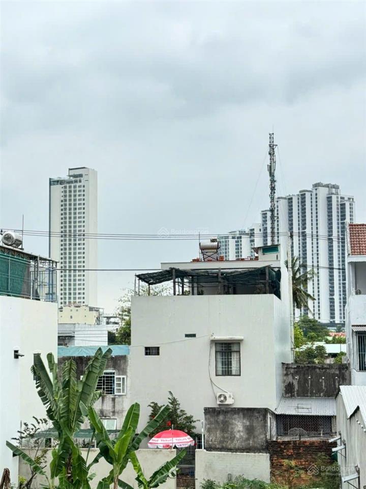 Chính chủ gửi bán nhà 2 tầng mới đẹp cách biển 500m sát đường điện biên phủ. p vĩnh hòa.
