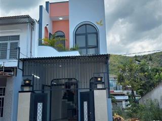 Chính chủ gửi bán nhà 2 tầng mới đẹp cách biển 500m sát đường điện biên phủ. p vĩnh hòa.