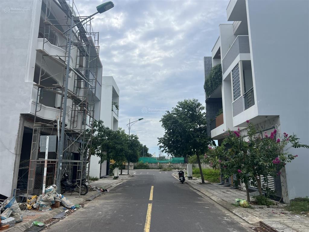 Chính chủ nhờ bán lô đất nam vĩnh hải. lk11, dt 110m2 giá siêu đầu tư 35 triệu/m2