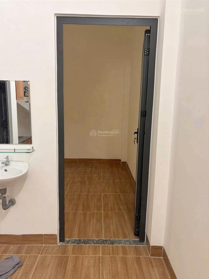 Cho thuê nhà mới tinh. 2 tầng 1 tum hẻm hoà trung vĩnh hoà. 4 phòng ngủ, 3 wc. giá 10 triệu/th