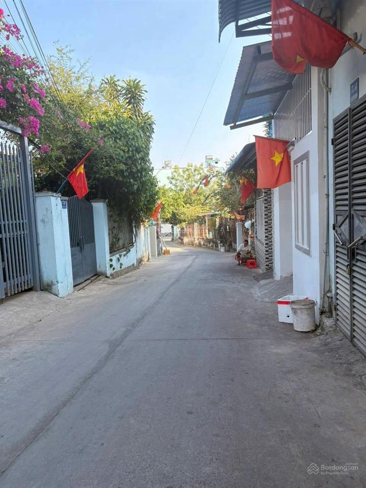 Cho thuê nhà mới tinh. 2 tầng 1 tum hẻm hoà trung vĩnh hoà. 4 phòng ngủ, 3 wc. giá 10 triệu/th