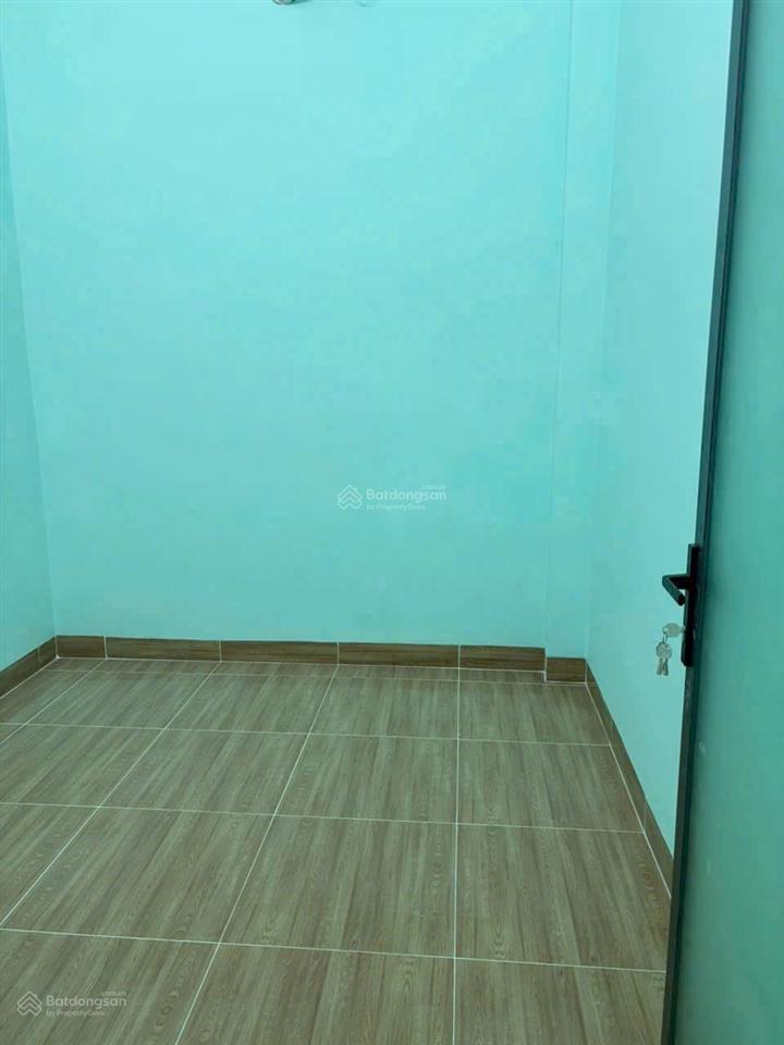 Cho thuê nhà mới tinh. 2 tầng 1 tum hẻm hoà trung vĩnh hoà. 4 phòng ngủ, 3 wc. giá 10 triệu/th