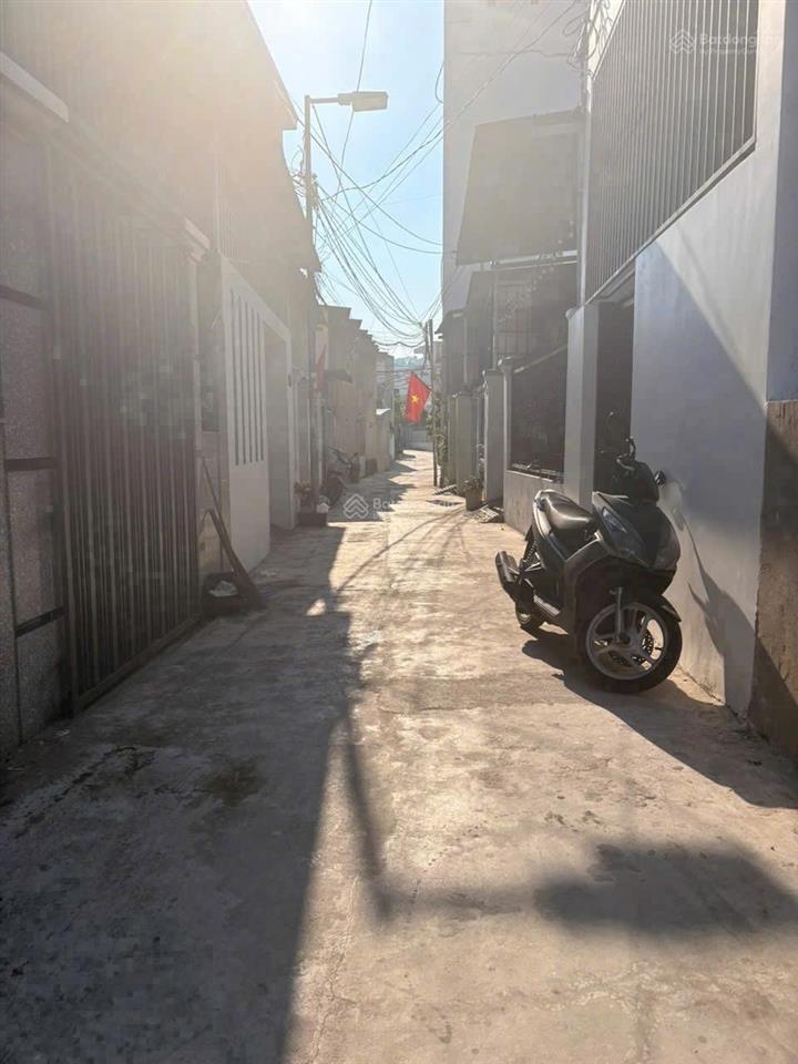Cho thuê nhà mới tinh. 2 tầng 1 tum hẻm hoà trung vĩnh hoà. 4 phòng ngủ, 3 wc. giá 10 triệu/th