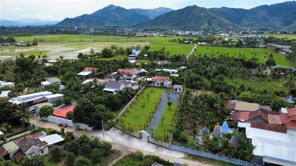 Bán đất suối dầu cam lâm 2005m2 có 600m2 thổ cư  mặt tiền 27m, đường bê tông giá 10.5 tỷ