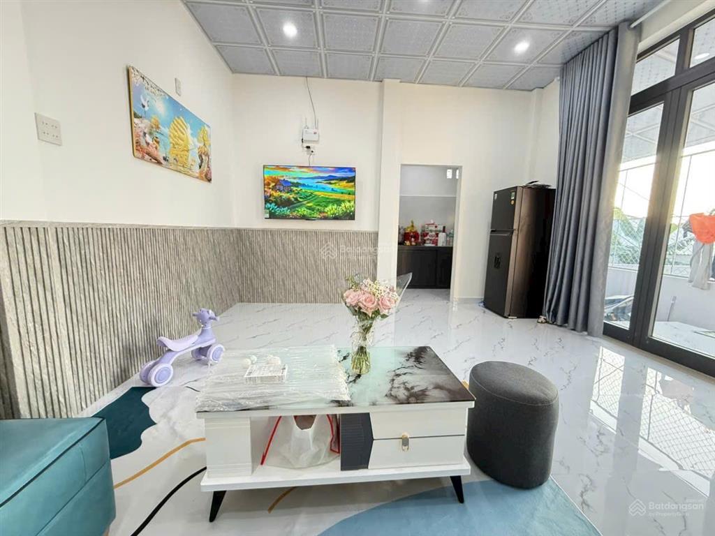 Bán nhà giá 2tỷ650, dt 60.7m2 ngang 8,5m, cô chú ace sở hữu căn nhà gần biển hòn chồng nha trang