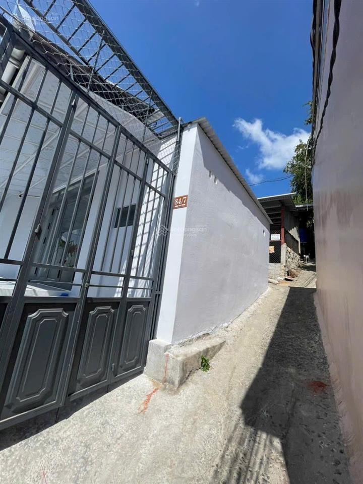 Bán nhà giá 2 tỷ 650, dt 60,7m2 ngang 8,5m, cô chú ace sở hữu căn nhà gần biển hòn chồng nha trang