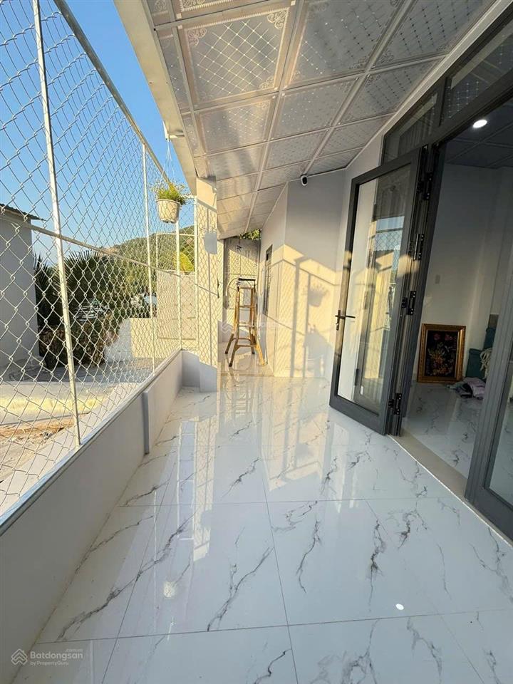 Bán nhà giá 2 tỷ 650, dt 60,7m2 ngang 8,5m, cô chú ace sở hữu căn nhà gần biển hòn chồng nha trang