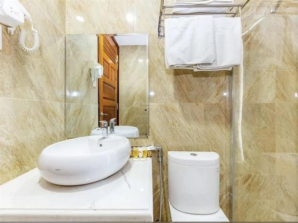 Bán 1 căn khách sạn mặt tiền đường khu phố tây, giá bán còn thấp hơn cả giá đất xung quanh