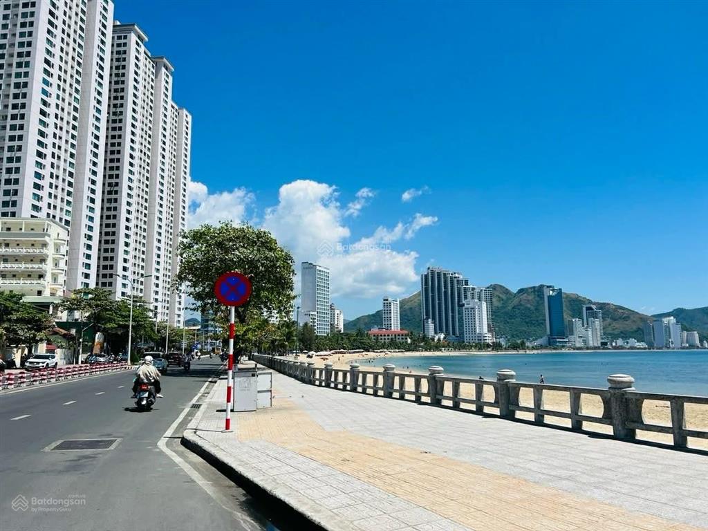 Bán căn nhà ôm góc cách biển bãi tắm hòn chồng chỉ có 200m, hàng hiếm trên thị trường