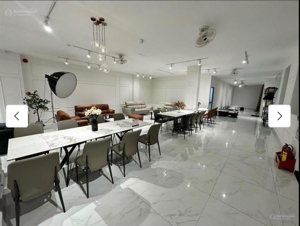 Cần bán toà nhà mới ngay trung tâm mặt tiền đường lớn thống nhất