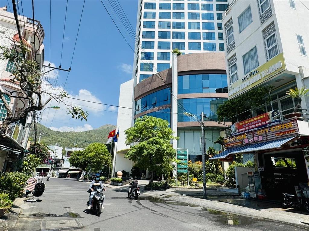 Cần bán hoặc cho thuê căn nhà cách biển chỉ 50m, 3 mặt tiền đường dương hiến quyền