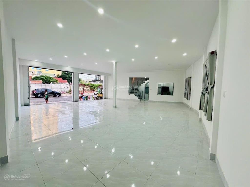 Cần bán hoặc cho thuê căn nhà cách biển chỉ 50m, 3 mặt tiền đường dương hiến quyền