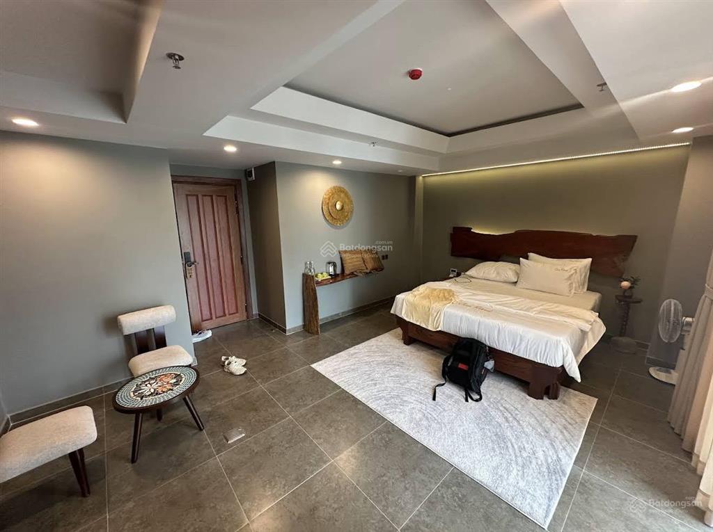 Bán khách sạn giá rất tốt trong phố tây gần biển, mặt tiền đường trần quang khải