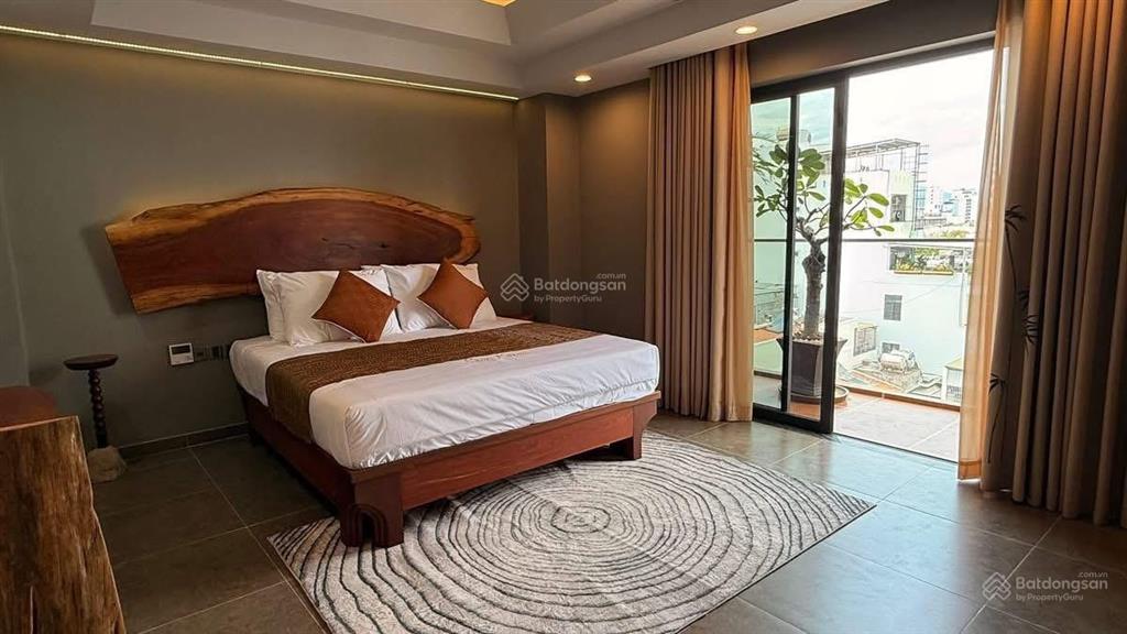 Bán khách sạn giá rất tốt trong phố tây gần biển, mặt tiền đường trần quang khải