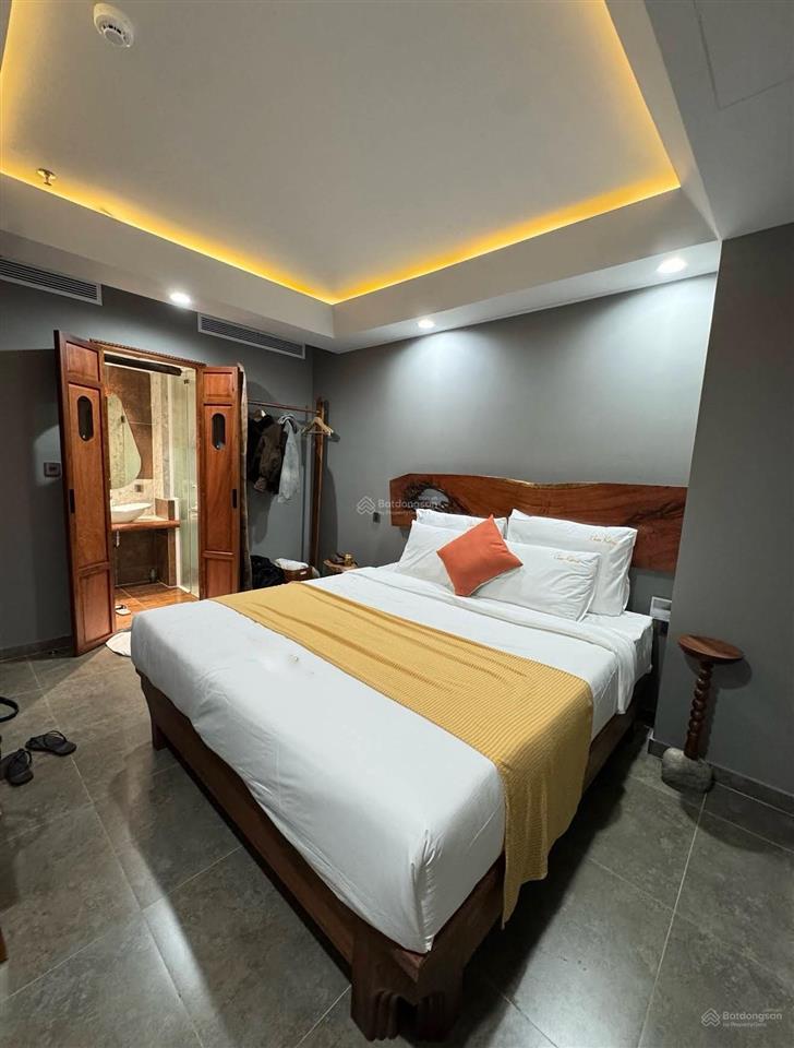 Bán khách sạn giá rất tốt trong phố tây gần biển, mặt tiền đường trần quang khải