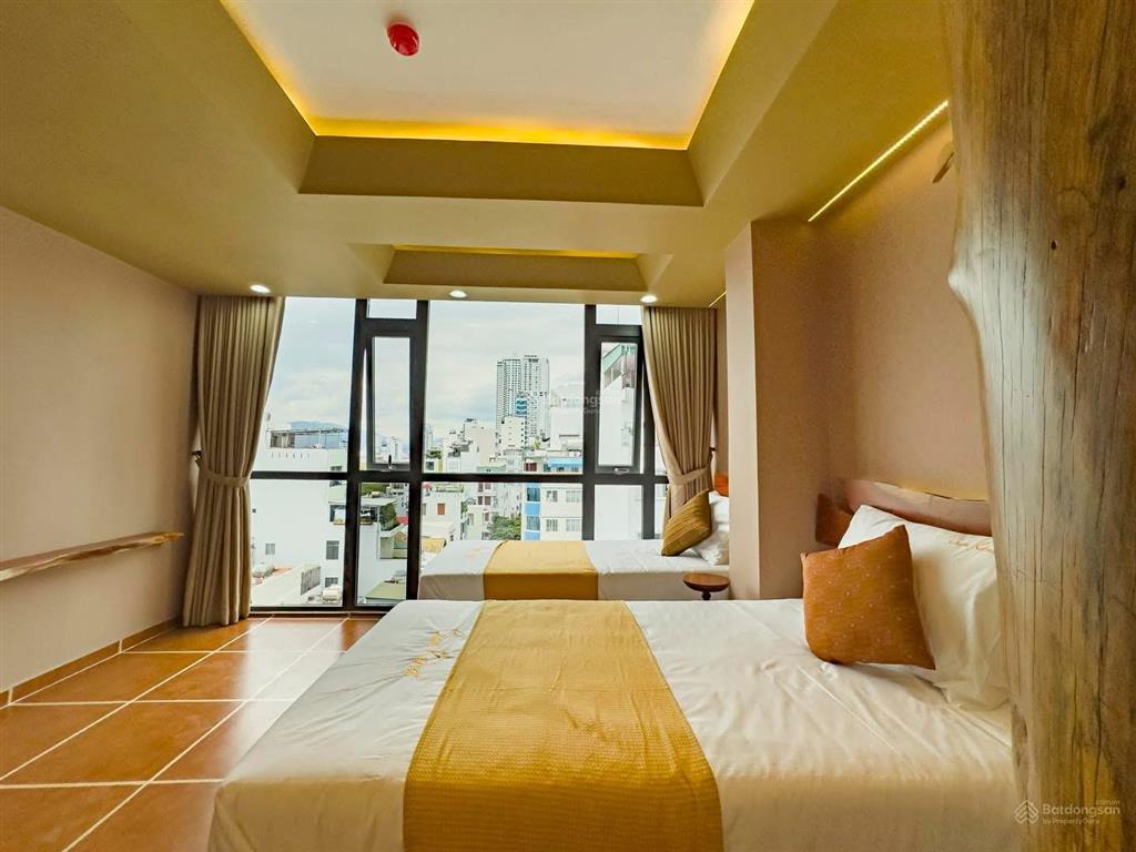 Bán khách sạn giá rất tốt trong phố tây gần biển, mặt tiền đường trần quang khải