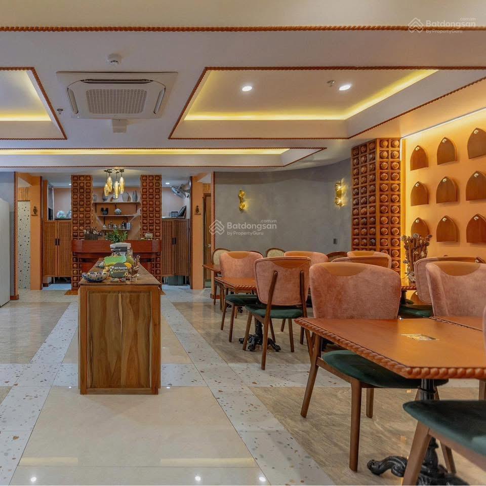 Bán khách sạn giá rất tốt trong phố tây gần biển, mặt tiền đường trần quang khải