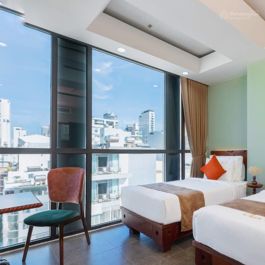 Bán khách sạn giá rất tốt trong phố tây gần biển, mặt tiền đường trần quang khải