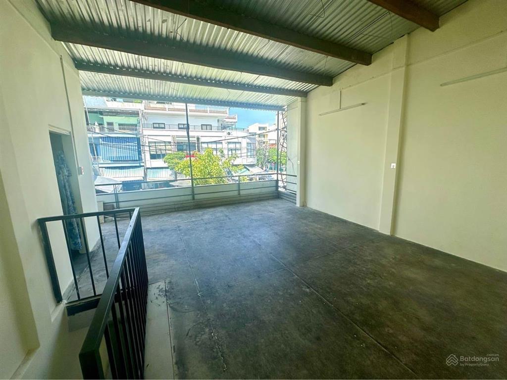 Bán đất tặng nhà vị trí kinh doanh chỉ có 5.8 tỷ, cạnh chợ đầm đường phạm hồng thái