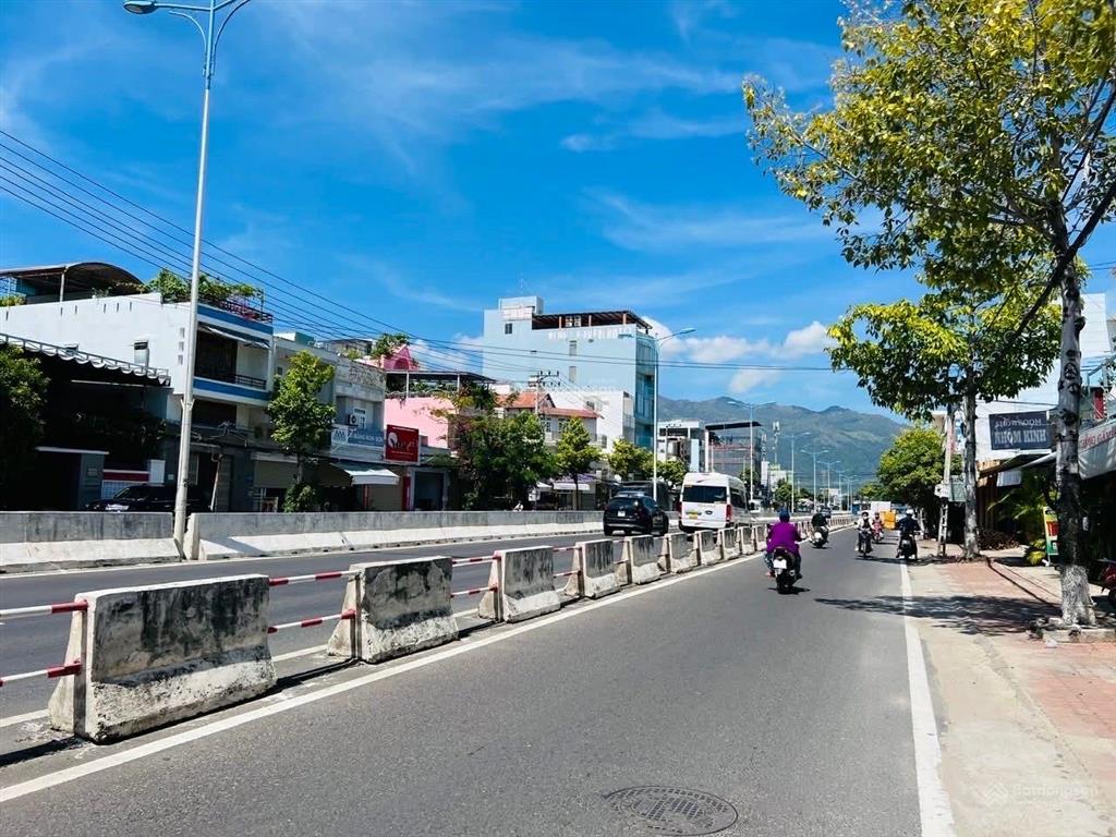 Hàng hiếm bán lô mặt tiền 13.5m kinh doanh, mặt tiền đường nguyễn tất thành, phước long cũ