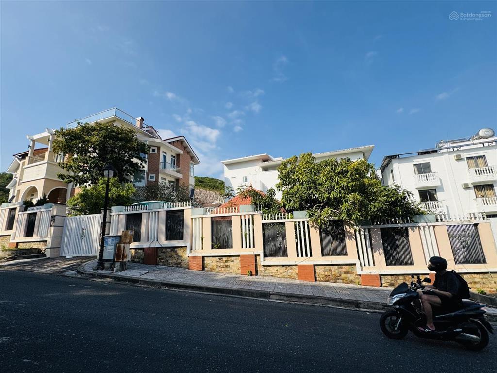 Bán căn villa sân vườn rộng gần 800m2 thấp hơn cả giá đất khu khu biệt thự cao cấp