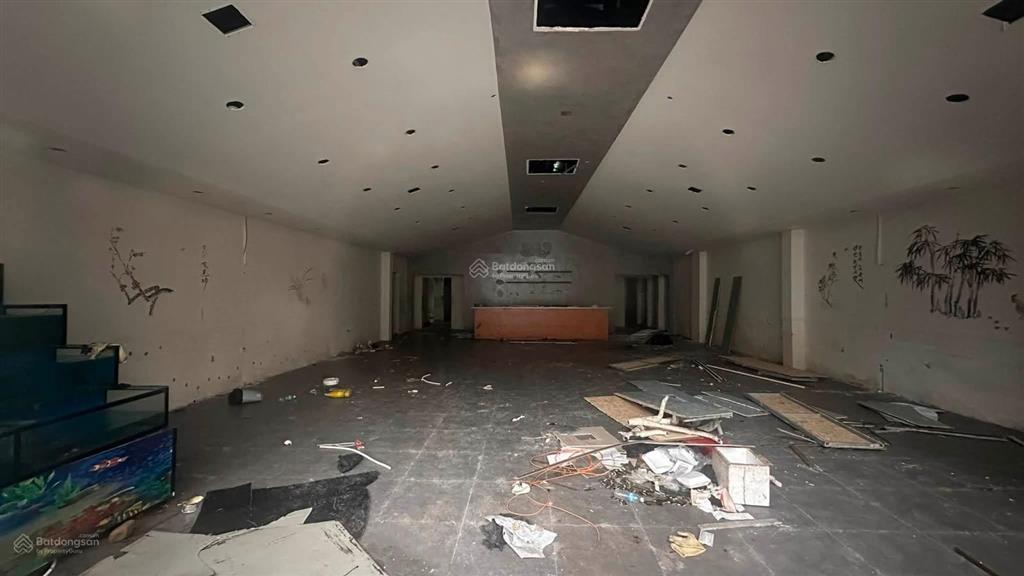 Cho thuê mặt bằng rộng gần 500m2 chỉ có 80tr/tháng, khu trung tâm khu bàn cờ mặt tiền đường