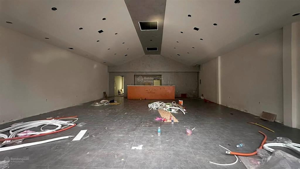 Cho thuê mặt bằng rộng gần 500m2 chỉ có 80tr/tháng, khu trung tâm khu bàn cờ mặt tiền đường