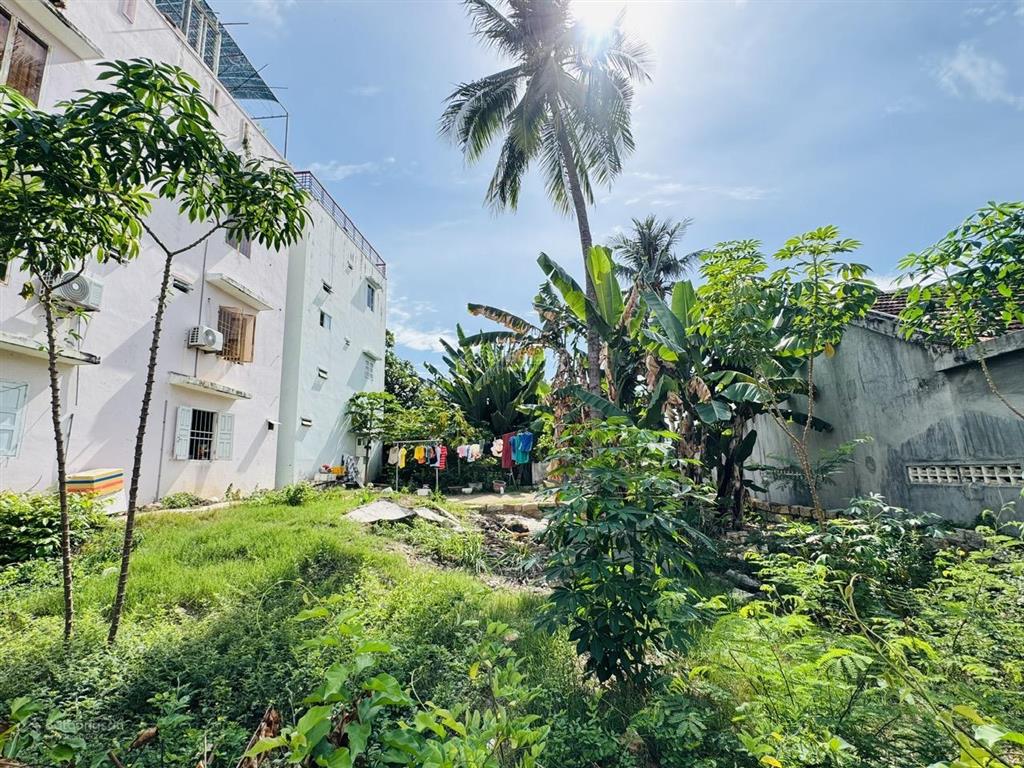 Bán lô đất cách biển chỉ có 100m, giá tốt để đầu tư kinh doanh căn hộ hoặc xây villa cạnh bãi tắm