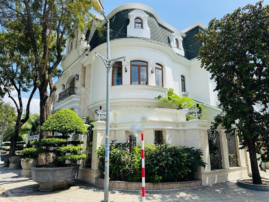 Chuyển nhượng căn villa 2 mặt tiền thiết kế sang trọng, đẳng cấp, nội thất cao cấp trong khu đô thị