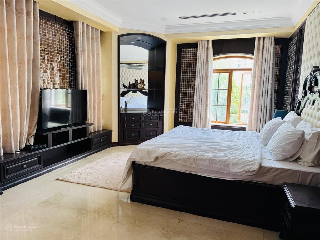 Chuyển nhượng căn villa 2 mặt tiền thiết kế sang trọng, đẳng cấp, nội thất cao cấp trong khu đô thị
