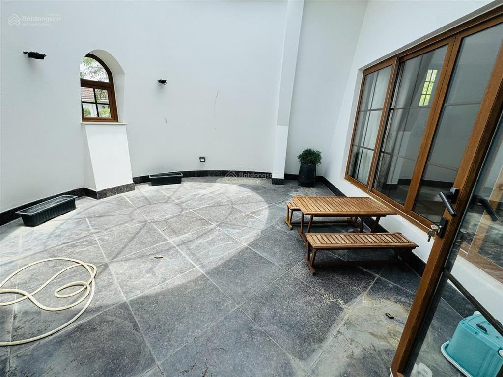 Chuyển nhượng căn villa 2 mặt tiền thiết kế sang trọng, đẳng cấp, nội thất cao cấp trong khu đô thị