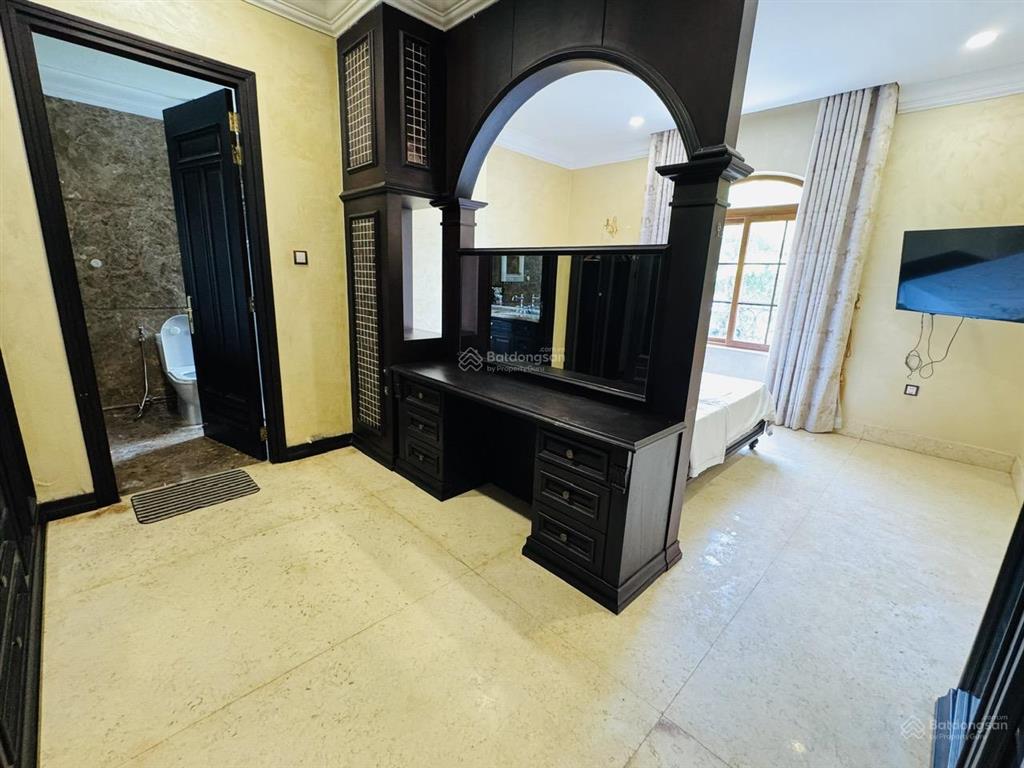 Chuyển nhượng căn villa 2 mặt tiền thiết kế sang trọng, đẳng cấp, nội thất cao cấp trong khu đô thị
