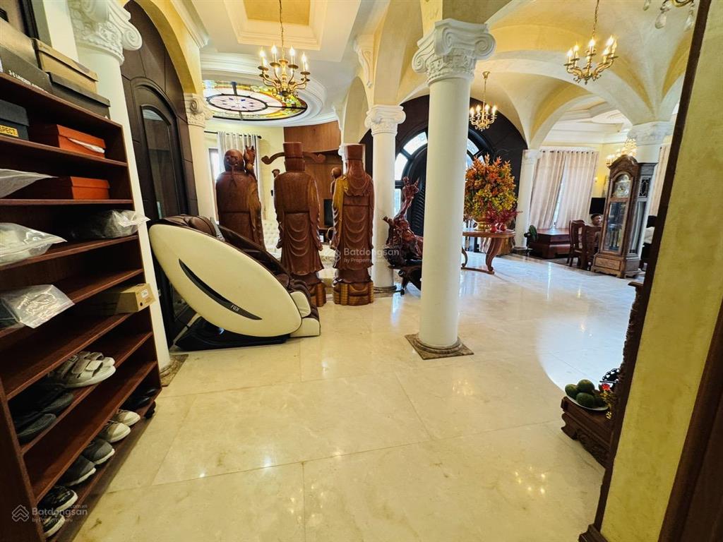Chuyển nhượng căn villa 2 mặt tiền thiết kế sang trọng, đẳng cấp, nội thất cao cấp trong khu đô thị