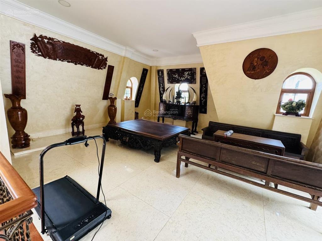 Chuyển nhượng căn villa 2 mặt tiền thiết kế sang trọng, đẳng cấp, nội thất cao cấp trong khu đô thị