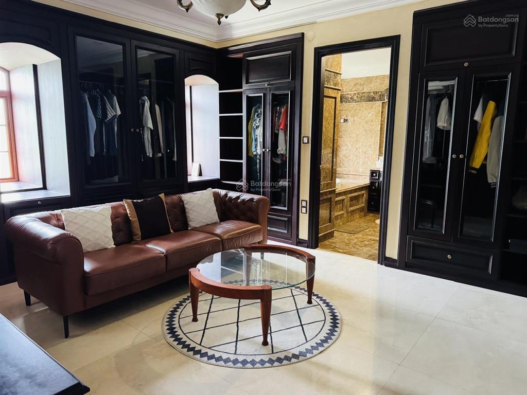 Chuyển nhượng căn villa 2 mặt tiền thiết kế sang trọng, đẳng cấp, nội thất cao cấp trong khu đô thị