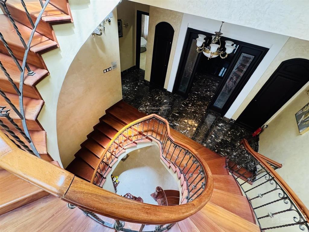 Chuyển nhượng căn villa 2 mặt tiền thiết kế sang trọng, đẳng cấp, nội thất cao cấp trong khu đô thị