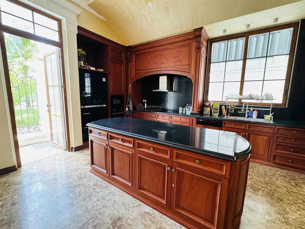 Chuyển nhượng căn villa 2 mặt tiền thiết kế sang trọng, đẳng cấp, nội thất cao cấp trong khu đô thị