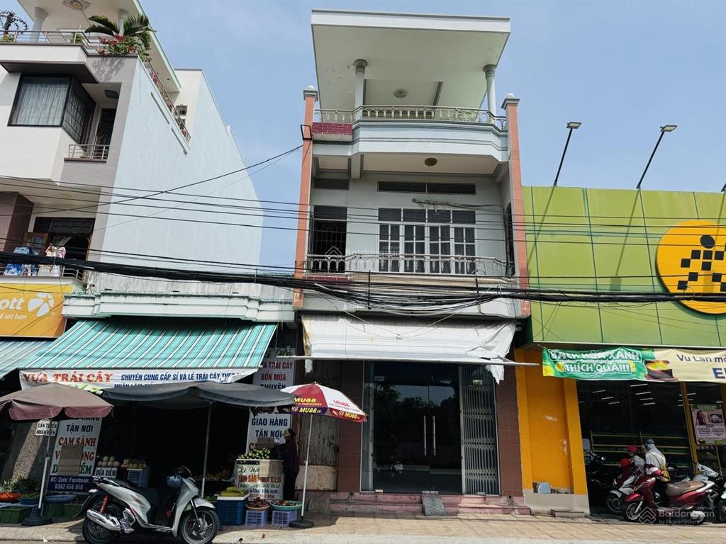 Bán căn nhà 3 tầng trong hình vị trí kinh doanh, mặt tiền đường trường sa gần bên chợ bình tân